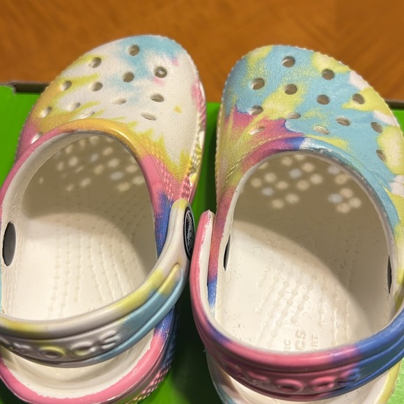 GIRLS TODDLER SIZE 4 CROCS, MEW NEVER WORN - Picture 6 of 9